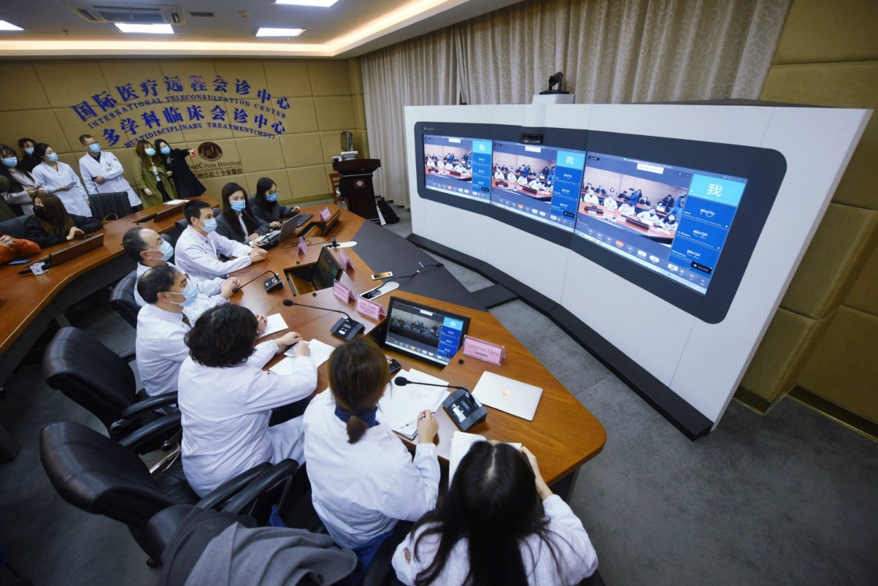 Medical experts having fought COVID-19 on the frontline in Hubei province exchange experiences on COVID-19 treatment, prevention and control with their Mexican counterparts via video link in a teleconference room of Hangzhou Red Cross Hospital, east China''s Zhejiang province, April 3. (Photo by Long Wei, People’s Daily Online)