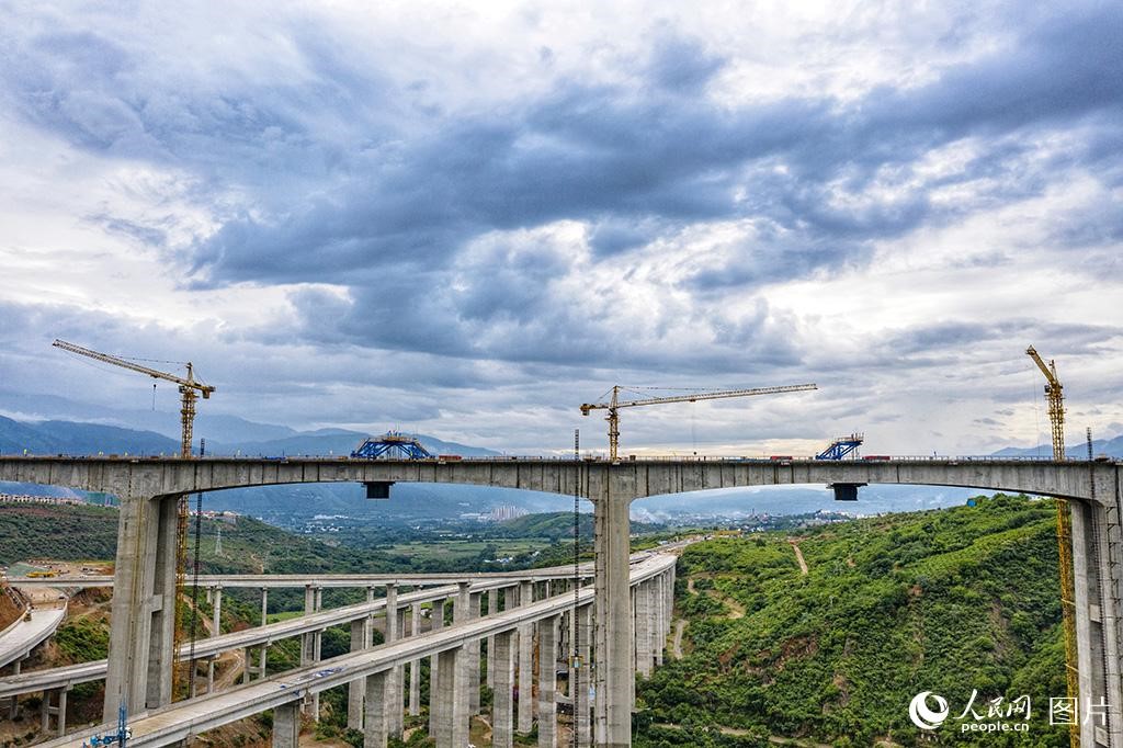 China-Laos railway grand bridge completes closure over Nanxi River