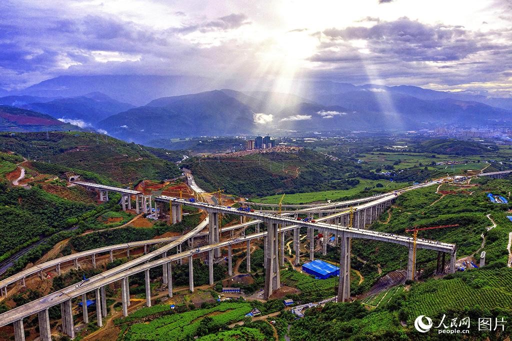 China-Laos railway grand bridge completes closure over Nanxi River