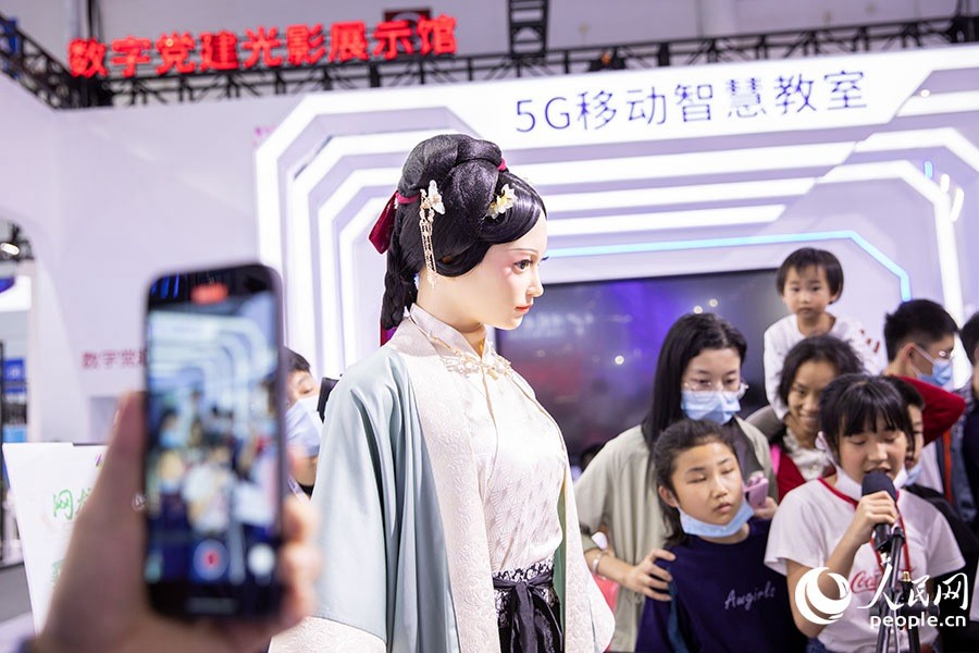 Cutting-edge products exhibited at the achievement exhibition for the 4th Digital China Summit in SE China's Fujian