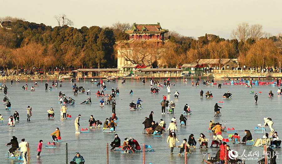 Beijing's largest ice rink opens to visitors