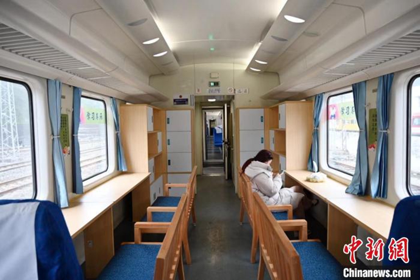 Slow train provides study room for student passengers in SW China's Chongqing
