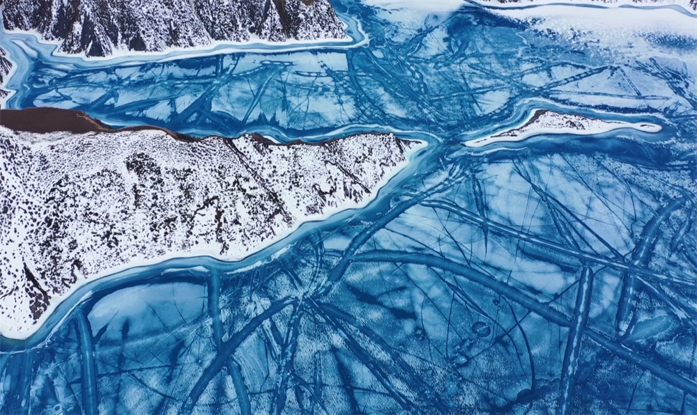 Breathtaking views of melting blue lake ice in Manas county, NW China's Xinjiang