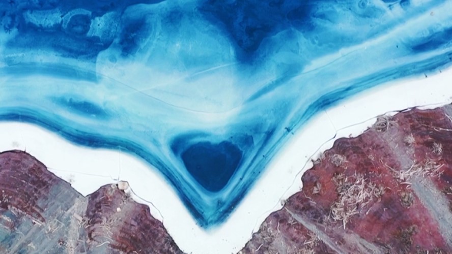 Breathtaking views of melting blue lake ice in Manas county, NW China's Xinjiang