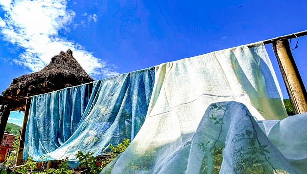Fabrics dyed with traditional craft, clear sky create beautiful views in SW China's Yunnan 	 	 A special dye house featuring time-honored traditional dyeing craft in the Nakeli Courier Station, a historic courier station in Nakeli village, Ning'er county, southwest China's Yunnan Province, hung plant-dyed fabrics to dry.The fabrics in different shades of blue and the clear blue sky contrasted finely with each other, intoxicating many passersby.
