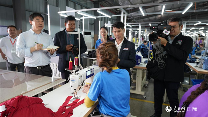 Journalists from People's Daily and Lao media conduct a joint interview at the Vientiane Saysettha Development Zone. (People's Daily Online/Xu Zheng)