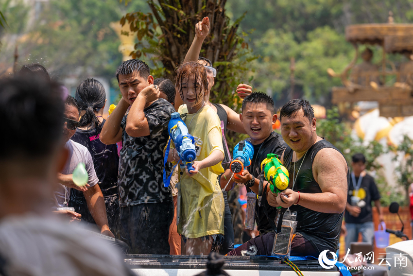 People celebrate water-splashing festival in Menglian, SW China's Yunnan