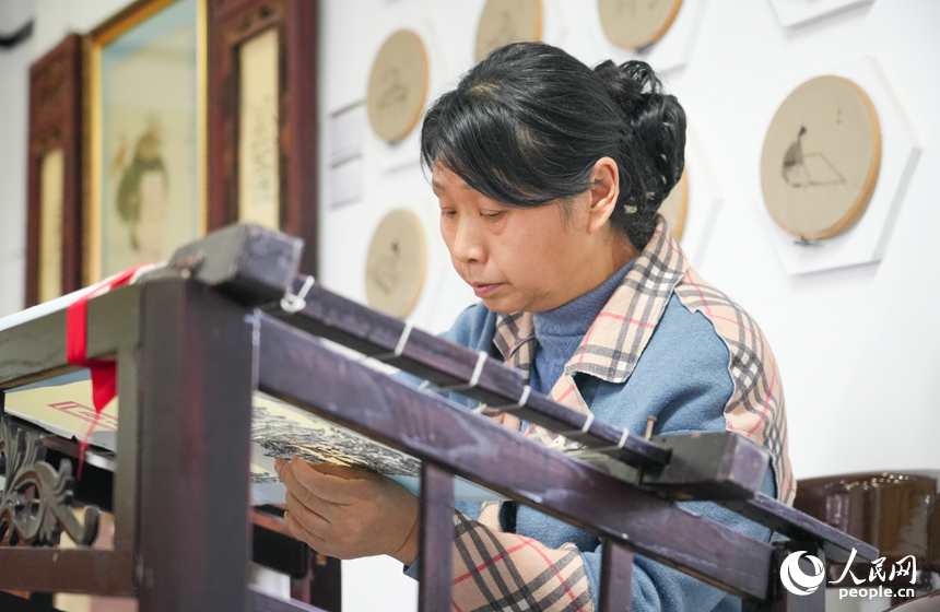 Inheritor carries forward hair embroidery tradition in E China's Jiangxi