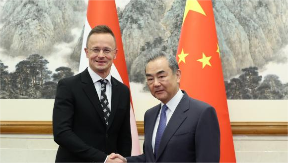 Chinese, Hungarian FMs hold talks on closer ties 	 	Chinese Foreign Minister Wang Yi held talks with Hungarian Minister of Foreign Affairs and Trade Peter Szijjarto in Beijing on Wednesday to discuss closer bilateral ties. 