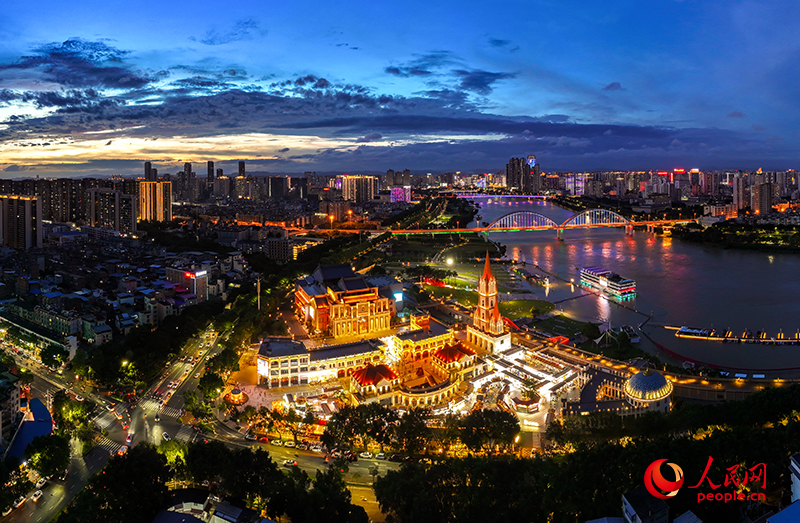 Vibrant nightlife attracts visitors to S China's Guangxi