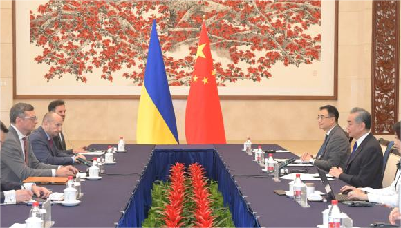 Chinese FM stresses strengthening China-Ukraine practical cooperation 	 	Chinese Foreign Minister Wang Yi held talks with Ukrainian Foreign Minister Dmytro Kuleba in the southern Chinese city of Guangzhou on Wednesday, saying that both sides should strengthen practical cooperation in various fields.