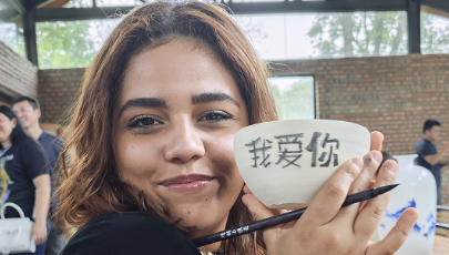 Foreign journalists decorate pottery, learn to express their love in Chinese
        