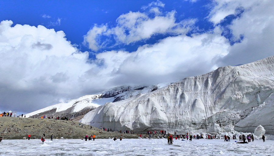 Stunning glacier park enchants visitors in NW China's Xinjiang