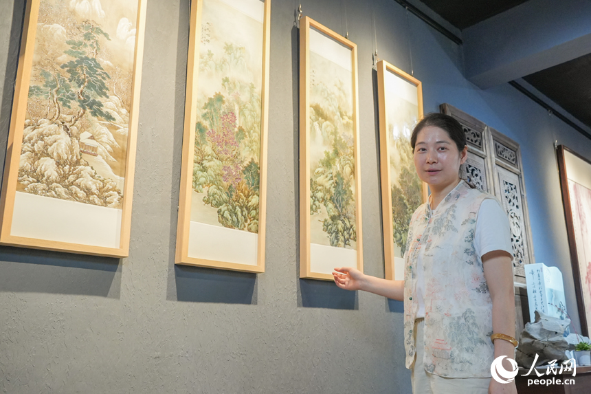 Inheritor passes on famille-rose porcelain in E China's Jiangxi