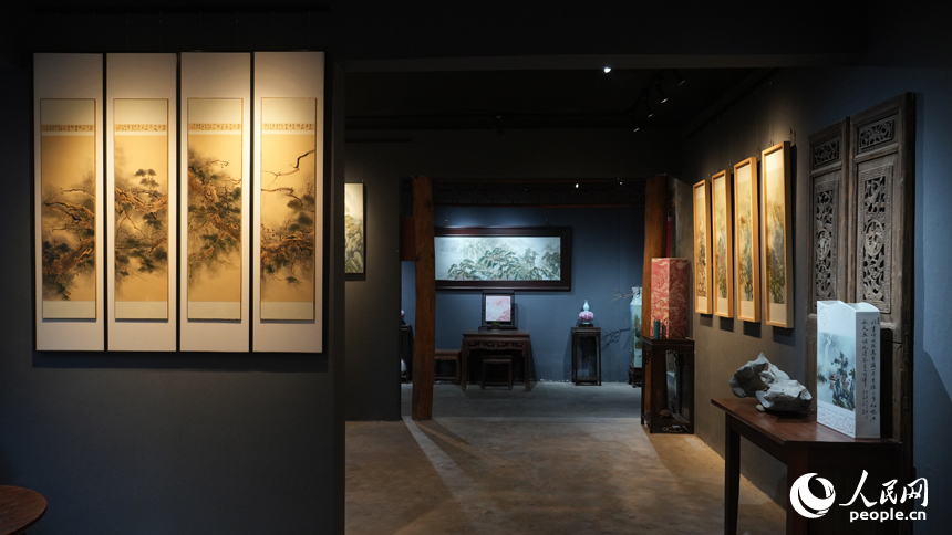 Inheritor passes on famille-rose porcelain in E China's Jiangxi