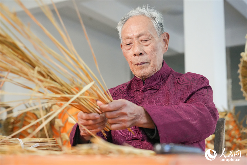 Chinese artisan preserves ancient straw dragon craft, creates 28-meter masterpiece