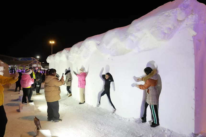 Ice and snow sculptures wow visitors at opening ceremony of tourist season in Liaoyuan, NE China's Jilin