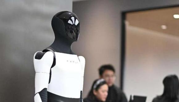 Embodied intelligence makes humanoid robots smarter 	 	Two humanoid robots Walker S1 developed by Chinese robot manufacturer UBTECH recently conducted practical training in a logistics warehouse of Chinese new energy vehicle manufacturer BYD in Changsha, central China's Hunan province.