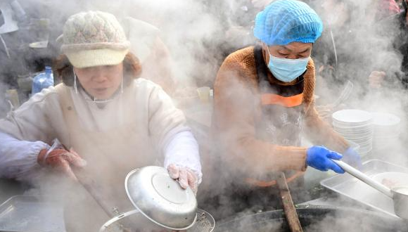 Traditional market in Qingdao attracts visitors ahead of Spring Festival 	 	 People buy local delicacy at the Poli Market in Qingdao Xihai'an (West Coast) New Area in Qingdao, east China's Shandong Province, Jan. 18, 2025. With a history of more than 300 years, the Poli Market is a local intangible cultural heritage and one of the biggest traditional markets in eastern Shandong Province. 