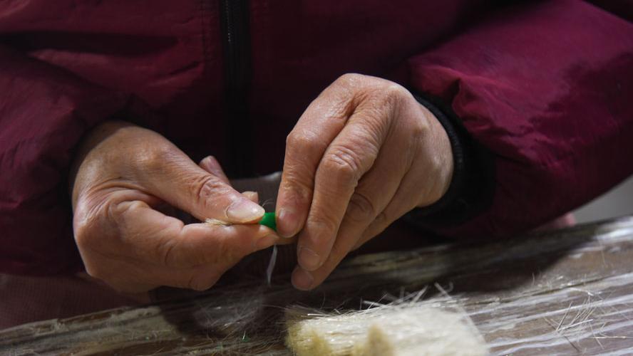 Oil paint brush industry thrives in Jingxian county, E China's Anhui