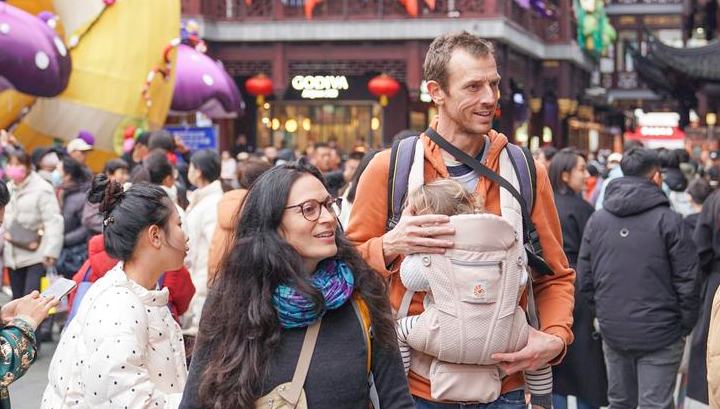 China steps up policy support to facilitate travel, shopping for overseas visitors 	 	 For Stephanie, a traveller from Australia, her first trip to Shanghai turned out to be not just a feast for the eyes but also a triumph for her shopping bags. "I enjoyed the sights and the shopping experience here," she said, adding that she picked up souvenirs and clothes, especially Chinese brands that are becoming increasingly popular among Australians. 