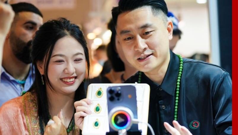 2025 China Kunming International Stone Expo opens 	 	People sell jade jewelry via livestreaming at the 2025 China Kunming International Stone Expo in Kunming, southwest China's Yunnan Province, on July 10, 2025. The 2025 China Kunming International Stone Expo opened in Kunming Thursday. The 5-day expo covers an area of about 50,000 square meters, gathering over 100 domestic and foreign business associations and exhibition groups. 