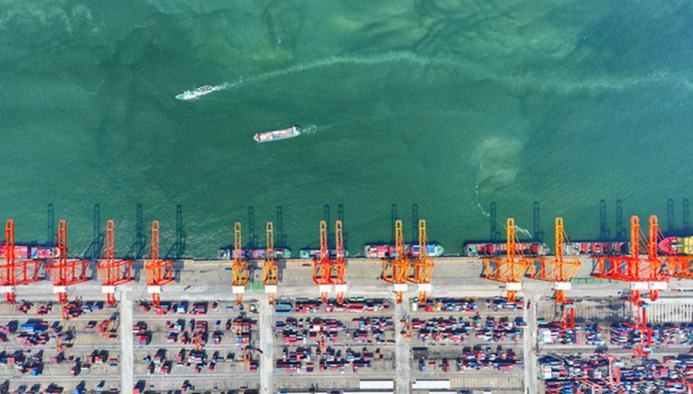 A glimpse of an automated container terminal in S China's Guangxi 	 	At the Qinzhou automated container terminal in the Beibu Gulf Port, south China's Guangxi Zhuang Autonomous Region, driverless vehicles shuttle containers like oversized building blocks.From a remote control room a kilometer away, an operator can maneuver multiple rail-mounted cranes in the world's first U-shaped container yard using just a joystick, effortlessly handling containers weighing tens of tonnes and ensuring rapid loading and unloading.