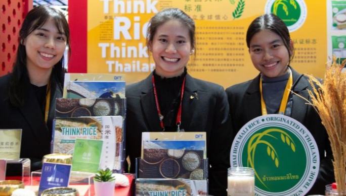 A glimpse of pavilions of guest countries of honor at 8th CIIE 	 	Staff members pose for a group photo at the Thailand Pavilion during the eighth China International Import Expo (CIIE) in east China's Shanghai, Nov. 5, 2025. The eighth CIIE opened here on Wednesday. Thailand, the United Arab Emirates, Nigeria, Georgia, Sweden and Colombia serve as the guest countries of honor at this year's CIIE. 
