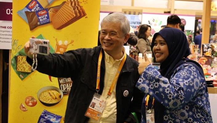 Enterprises from 123 Belt and Road partner countries participate in 8th CIIE 	 	An exhibitor from Singapore (L) takes selfies with an exhibitor from Malaysia at the Food and Agricultural Products exhibition area during the eighth China International Import Expo in east China's Shanghai, Nov. 7, 2025. The eighth CIIE opened here on Wednesday. Enterprises from a total of 123 Belt and Road partner countries participated in this year's CIIE, increasing by 23.1 percent year on year. 