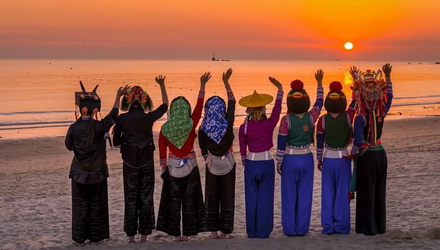 Hui'an women's attire from SE China's Fujian gains global recognition 	 	A fashion show featuring Hui'an women's clothing was presented recently at Paris Art Week in France. Models in modernized versions of the traditional attire showcased the beauty of Hui'an women's clothing at iconic landmarks such as the Eiffel Tower, the Louvre Museum, and the Arc de Triomphe.