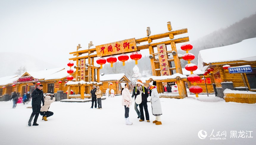 Mesmerizing winter scenery draws crowds to China's 'Snow Town'