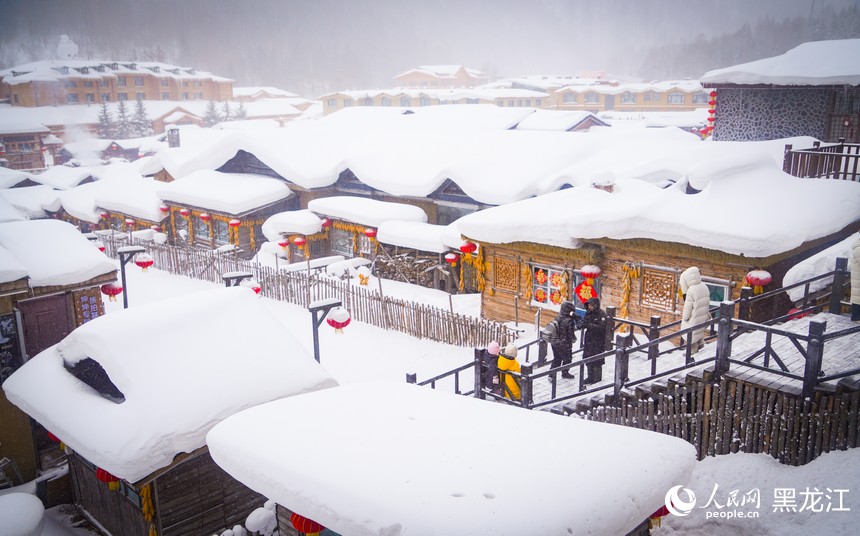 Mesmerizing winter scenery draws crowds to China's 'Snow Town'