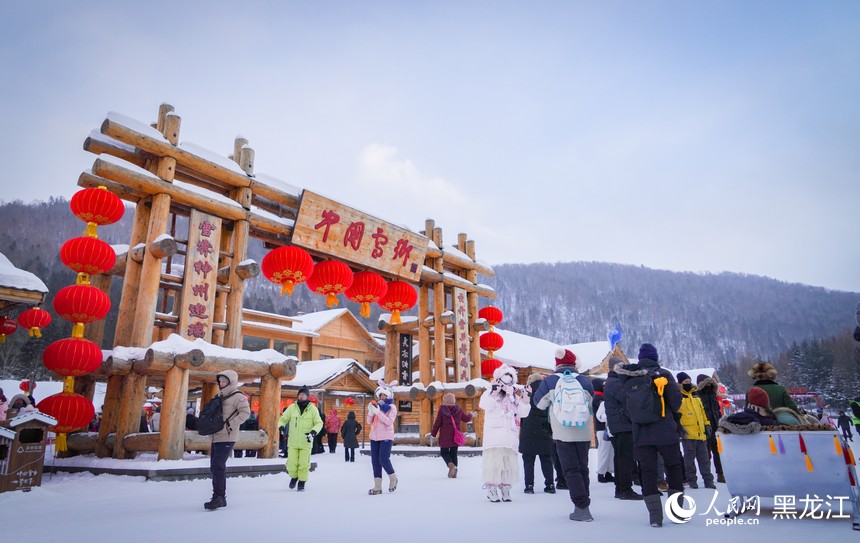 Mesmerizing winter scenery draws crowds to China's 'Snow Town'