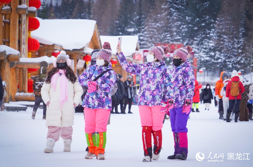 Mesmerizing winter scenery draws crowds to China's 'Snow Town'