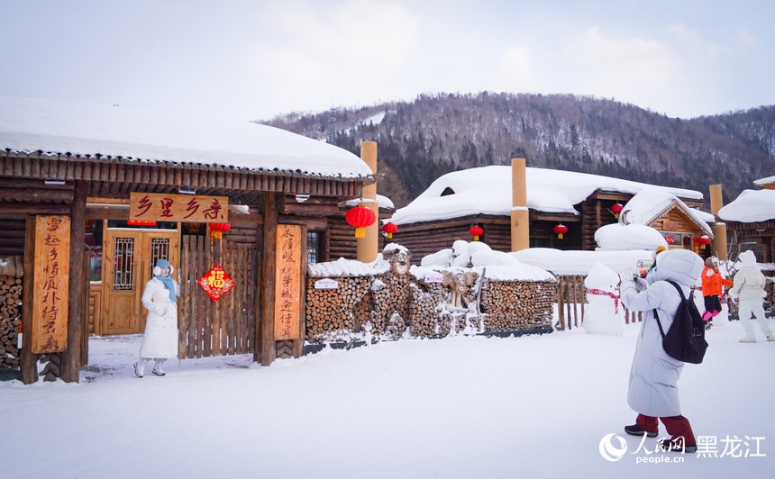 Mesmerizing winter scenery draws crowds to China's 'Snow Town'