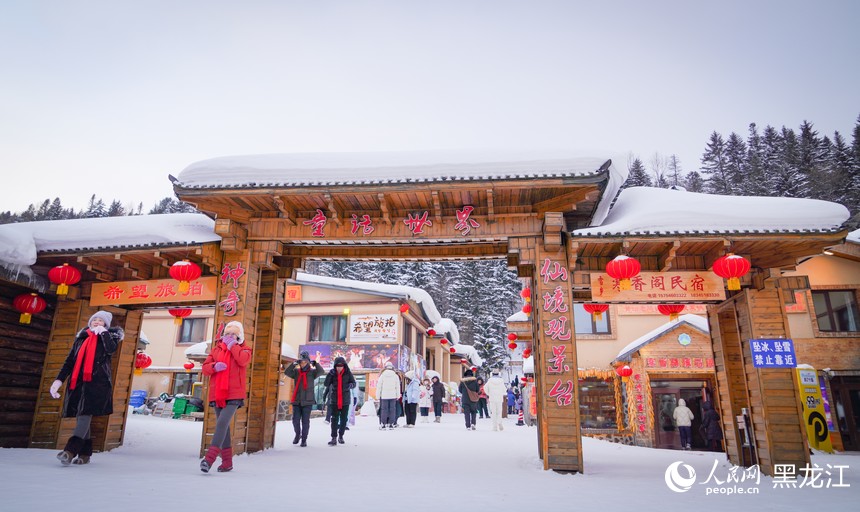 Mesmerizing winter scenery draws crowds to China's 'Snow Town'