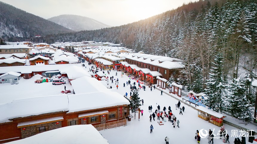 Mesmerizing winter scenery draws crowds to China's 'Snow Town'