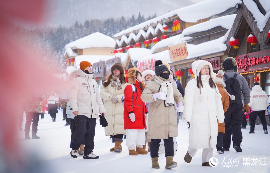 Mesmerizing winter scenery draws crowds to China's 'Snow Town'