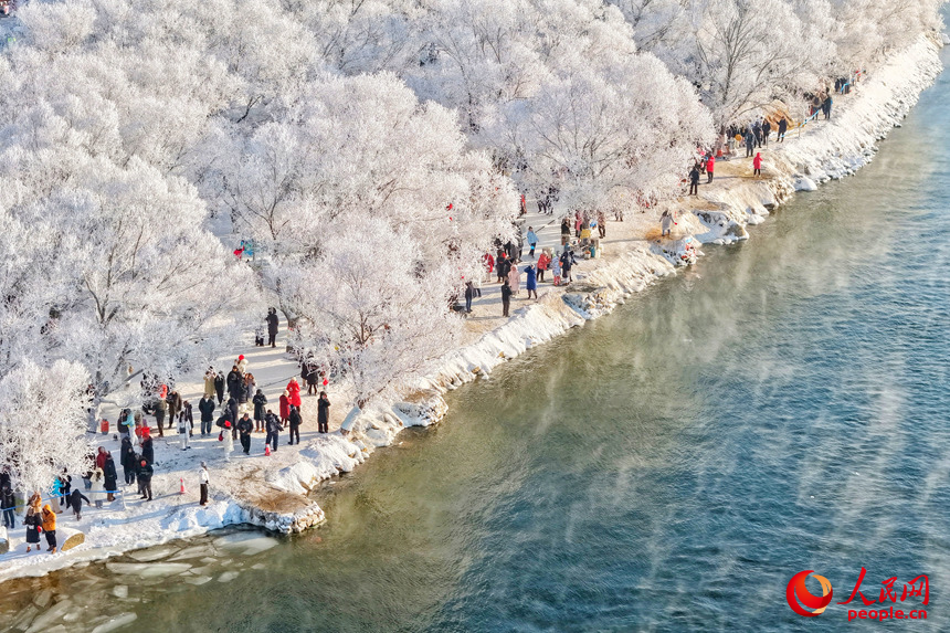Rime ice scenery draws tourists to NE China's Jilin