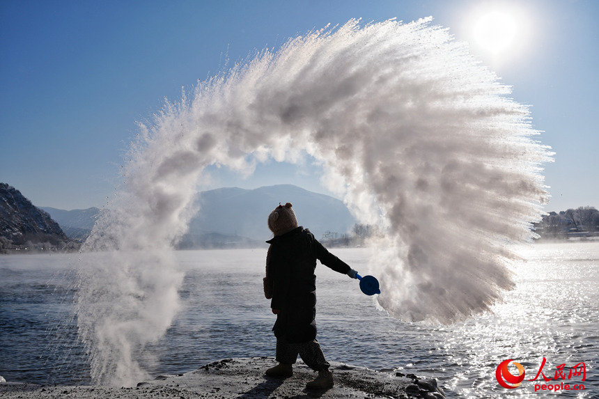 Rime ice scenery draws tourists to NE China's Jilin