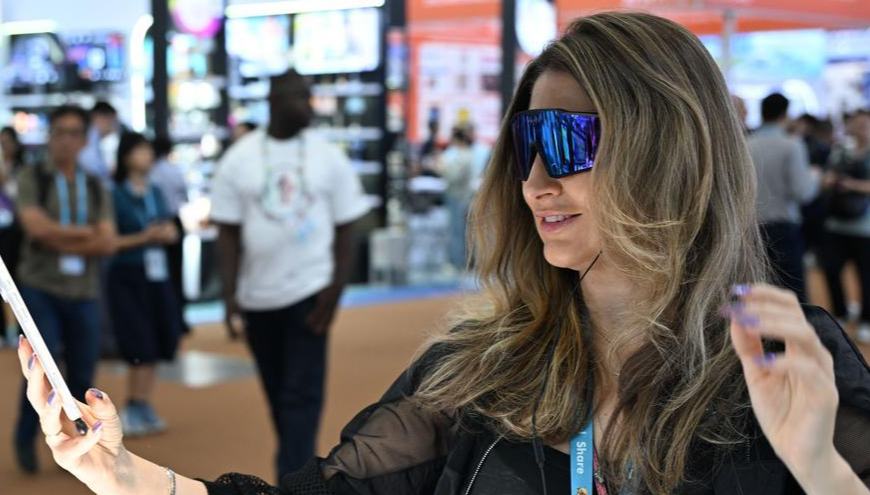 Latin American buyers flock to Canton Fair as China's smart products shine 	 	With assistance from staff, Argentine purchaser Maria Laura put on a device and took a few minutes to adjust it at the Canton Fair in Guangzhou, south China. Without any support, she took a step forward with the help of the exoskeleton. The crowd erupted in warm applause, and her friends shed tears of joy.
