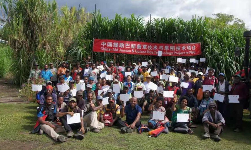 The graduation ceremony of the ninth training session of the China-aid Juncao and Upland Rice Technology Project to Papua New Guinea