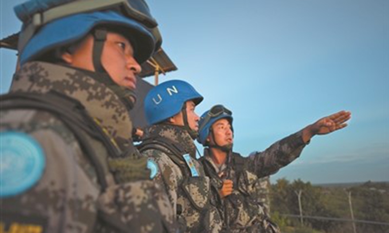 Zhang Yong (first from right) setting up the defense of the barracks.