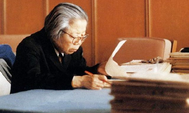 A photo of aged Deng Yingchao at work