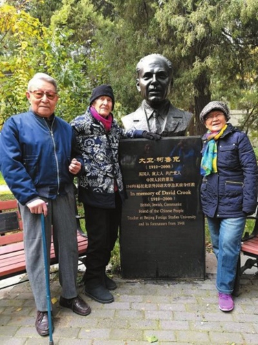 Isabel and friends in front of David's statue