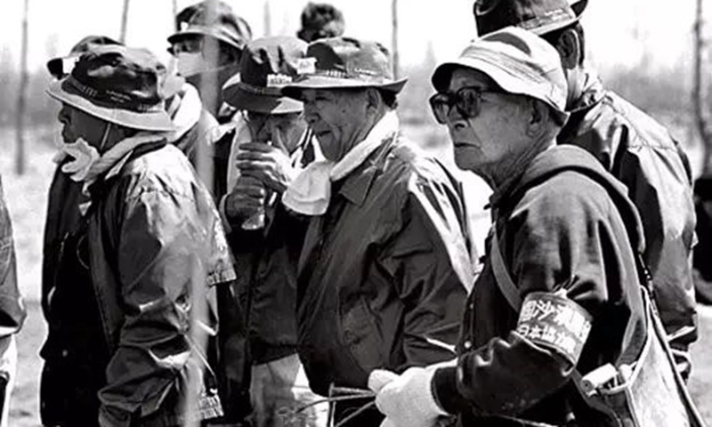 Toyama Seiei planting trees with Japanese volunteers in the desert