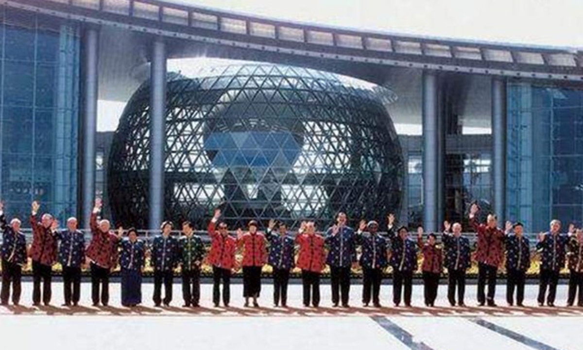 Leaders attending the APEC meeting in Shanghai in 2001