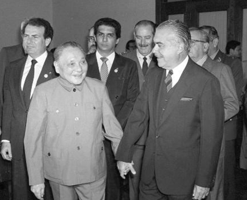 Deng Xiaoping (left) meets with then Brazilian President José Sarney in the Great Hall of the People in Beijing
