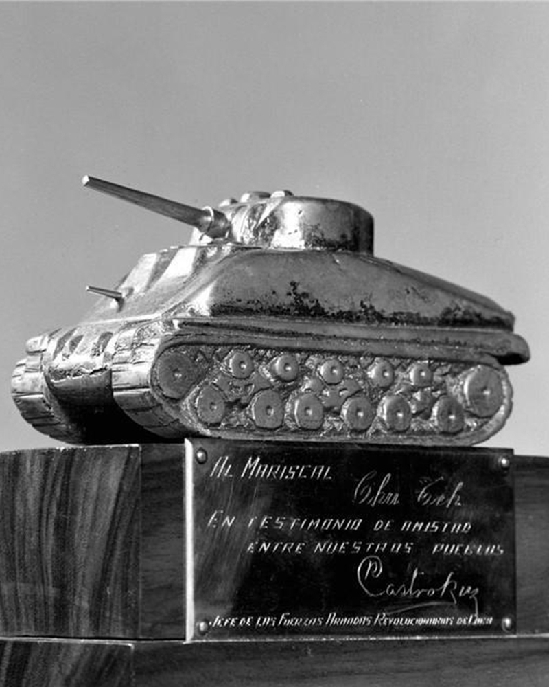 In July 1959, Raúl Castro sends a gift to the Chinese people through the Chinese press delegation. It was a model tank won by the Cuban rebels when they overthrew Fulgencio Batista's dictatorship.