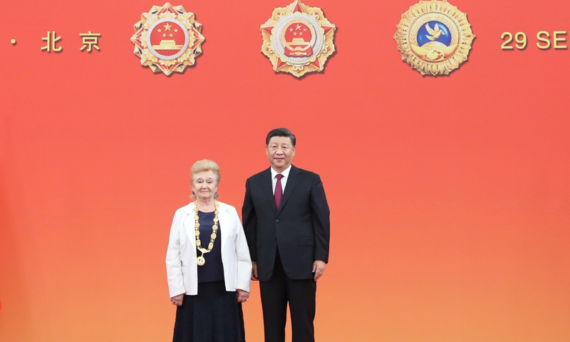 President Xi Jinping decorates Galina Kulikova with the Friendship Medal